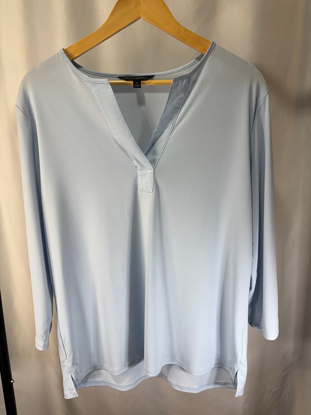 Banana Republic Women’s M Light Blue Split Neck Blouse Long Sleeve Tunic Top